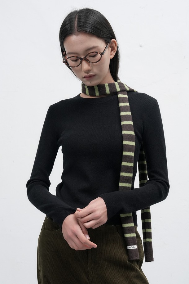 WOMAN (우먼) 스트라이프 니트 스카프 [3COL]는 부드러운 니트 소재로 제작되어 포근한 착용감을 선사합니다. 가을, 겨울철 데일리룩에 매치하기 좋은 아이템으로, 캐주얼, 클래식, 미니멀 스타일을 연출할 수 있습니다. 스트라이프 패턴과 3가지 컬러 구성으로 다양한 룩에 포인트를 더할 수 있습니다. 가을 나들이룩에도 활용하여 스타일리시함을 더해보세요. 부드러운 촉감으로 피부에 자극 없이 편안하게 착용 가능합니다.
