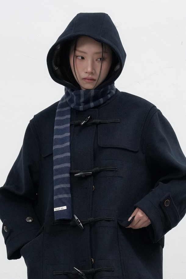 WOMAN (우먼) 스트라이프 니트 스카프 [3COL] / WBE3L96509는 여성용 스카프/머플러입니다. 아크릴과 나일론 혼방 소재로 제작되어 부드러운 촉감을 선사하며, 가을/겨울철 데일리룩에 활용하기 좋습니다. 슬림한 폭 디자인과 스트라이프 패턴이 클래식, 미니멀, 캐주얼 등 다양한 스타일에 잘 어울립니다. 블랙, 브라운, 다크 네이비 3가지 색상으로 출시되었으며, 로고 라벨이 디자인의 포인트입니다.
