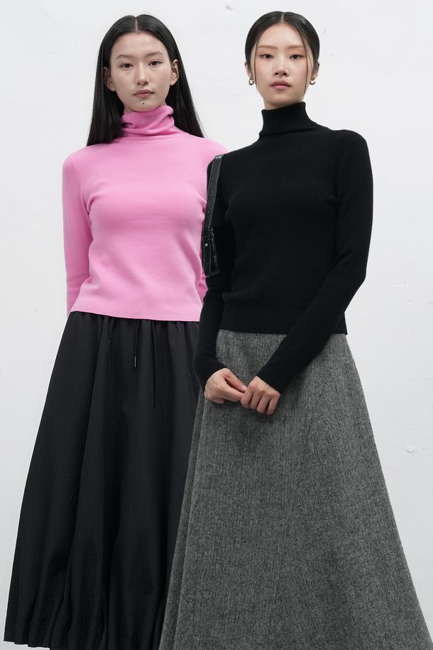 세련된 스타일을 완성해 줄 [25FW] WOMAN 데일리 리브드 터틀넥 풀오버입니다. 부드러운 레이온 혼방 소재로 제작되어 편안한 착용감과 고급스러운 외관을 동시에 선사합니다. 목을 감싸는 터틀넥 디자인으로 따뜻함을 더하며, 슬림핏으로 여성스러운 실루엣을 연출합니다. 화이트, 핑크, 블루, 블랙 4가지 다채로운 컬러로 출시되어 어떤 스타일에도 손쉽게 매치할 수 있습니다. 가을, 겨울 시즌 데일리룩, 오피스룩, 모임룩까지 폭넓게 활용해보세요.
