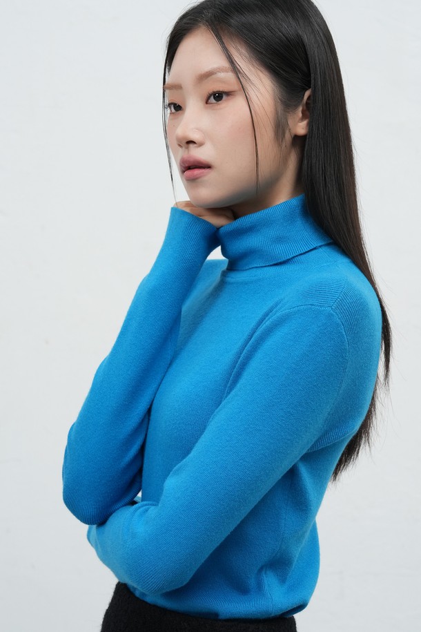 **[25FW] WOMAN 데일리 리브드 터틀넥 풀오버 [4COL] / WBE4L05525**는 부드러운 촉감과 슬림핏으로 여성스러운 실루엣을 연출하는 터틀넥 니트입니다. 레이온, 폴리에스테르, 나일론 혼방 소재로 제작되어 가을, 겨울 시즌에 적합하며, 신축성이 있어 편안한 착용감을 선사합니다. 베이직한 디자인과 무지 패턴으로 다양한 스타일 연출이 용이하며, 데이트룩, 카페룩 등 TPO에 맞춰 활용하기 좋습니다. 화이트, 핑크, 블루, 블랙 4가지 컬러로 출시되어 미니멀, 클래식, 캐주얼 등 폭넓은 스타일을 소화할 수 있습니다.
