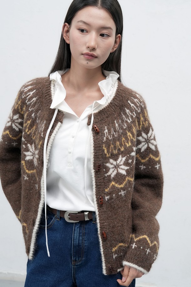 [25FW] WOMAN 울 노르딕 더플 가디건 [4COL] / WBD4L04550은 여성용 가디건으로, 가을과 겨울에 따뜻하게 입을 수 있습니다. 브라운 컬러의 울 소재로 제작되었으며, 두꺼운 두께감과 부드러운 촉감이 특징입니다. 노르딕 패턴과 더플 디자인이 더해져 캐주얼하면서도 클래식한 분위기를 연출합니다. 라운드넥에 긴 소매 기장, 레귤러핏으로 편안하게 착용 가능하며, 버튼으로 여밈 방식을 선택했습니다. 일상복으로 활용하기 좋은 아이템입니다.
