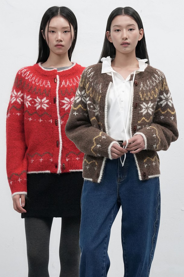 따뜻하고 포근한 울 소재의 여성용 노르딕 더플 가디건입니다. 가을, 겨울 시즌에 어울리는 두꺼운 두께감과 부드러운 촉감이 특징이며, 캐주얼한 스타일을 연출하기 좋습니다. 라운드넥 디자인에 긴소매 기장으로 제작되었으며, 톤 다운된 레드 및 브라운 컬러로 만나보실 수 있습니다. 노르딕 패턴과 더플 디테일이 더해져 포인트를 줍니다. 레귤러핏으로 편안하게 착용 가능합니다.
