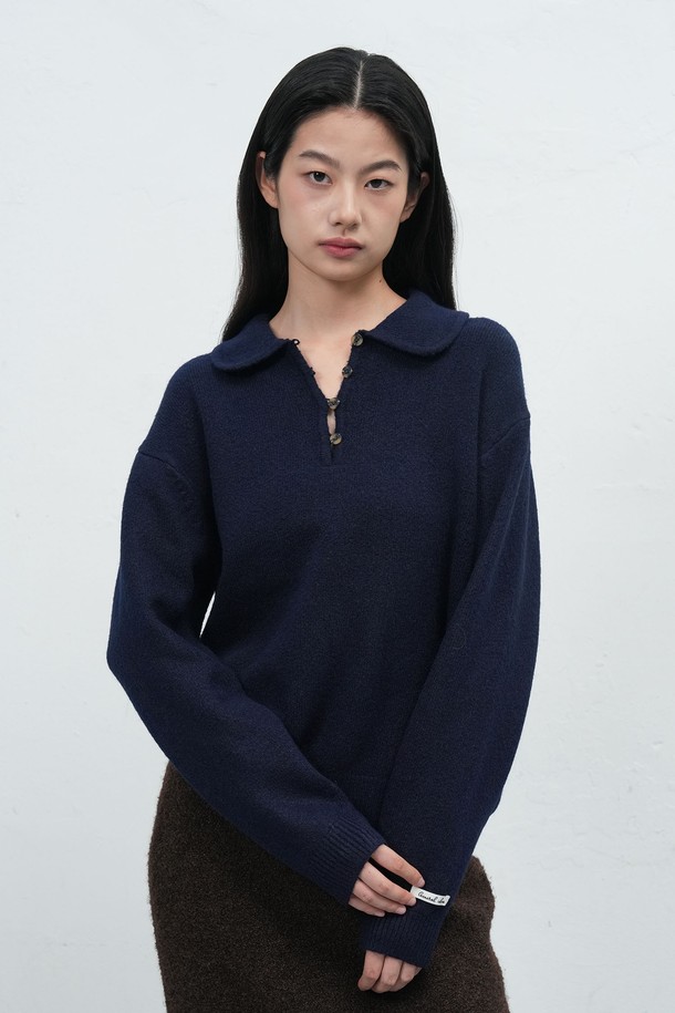 [25FW] WOMAN 루즈핏 라운드 카라 풀오버는 여성 의류 상의로, 가을과 겨울에 착용하기 좋은 니트/스웨터입니다. 아이보리, 베이지, 네이비 3가지 색상으로 출시되었으며, 루즈핏 라운드 카라 디자인이 특징입니다. 폴리에스테르, 아크릴, 폴리우레탄 혼방 소재로 제작되어 부드러운 촉감과 가벼운 착용감을 제공하며, 약간 두꺼운 두께감으로 따뜻하게 입을 수 있습니다. 단추 고리 디테일 플라켓과 소매 끝 직조 라벨 포인트가 디자인의 퀄리티를 높이고, 신축성이 있어 편안하게 활동할 수 있습니다. 데이트룩, 카페룩, 겨울 데일리룩 등 다양한 TPO에 클래식하고 미니멀한 스타일로 연출하기 좋습니다.
