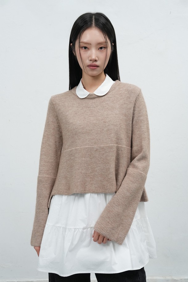 [25FW] WOMAN 니트 레이어드 러플 셔츠 원피스 [2COL]는 여성스러운 무드를 연출하는 니트 레이어드 원피스입니다. 부드러운 촉감의 아크릴, 폴리에스테르, 나일론, 면 혼방 소재로 제작되어 편안한 착용감을 선사합니다. 
클래식 카라와 긴 소매, A라인 핏으로 디자인되었으며, 무지 패턴에 러플 디테일이 더해져 페미닌한 포인트를 더했습니다.
니트와 원피스 세트로 구성되어 분리 착용이 가능하며, 단추 디테일로 포인트를 주었습니다.
차콜, 베이지 두 가지 컬러로 출시되어 데이트룩, 카페룩 등 다양한 스타일에 활용하기 좋습니다.
레귤러핏으로 캐주얼, 클래식, 미니멀 스타일을 즐겨 입는 여성분들께 추천합니다.
