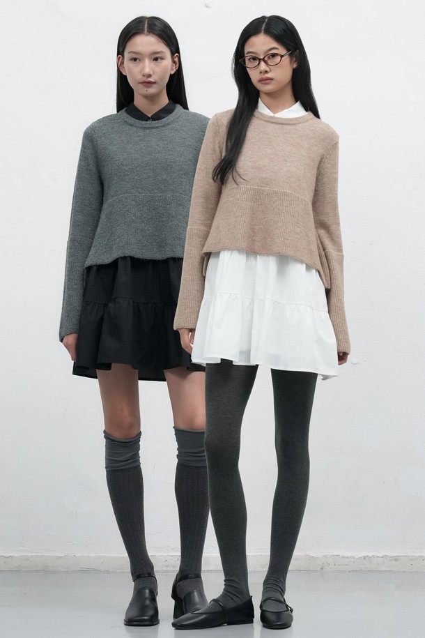 25FW] WOMAN 니트 러플 셔츠 원피스 [2COL] / WBE4L15510는 클래식한 무드의 여성 원피스입니다. 차콜, 베이지 2가지 색상으로 출시되었으며, 봄, 가을, 겨울 계절에 착용하기 좋습니다. 아크릴, 폴리에스테르, 나일론, 면 혼방 소재로 제작되어 부드러운 촉감을 선사합니다. 레이어드 디자인과 러플 디테일, 버튼 디테일이 특징이며, 스탠다드핏에 A라인 치마타입으로 여성스러운 실루엣을 연출합니다. 데이트룩, 카페룩, 모임룩 등 다양한 TPO에 미니멀하고 걸리시한 스타일을 더해줍니다.
