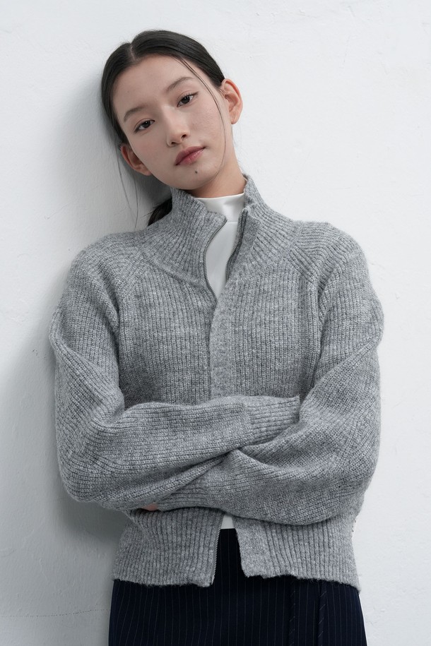 따뜻함을 더하는 [25FW] WOMAN 하이넥 하찌 집업 가디건입니다. 부드러운 니트 소재로 제작되어 포근한 착용감을 선사하며, 레귤러 핏과 긴소매 디자인으로 편안하게 즐기기 좋습니다. 하이넥 스타일과 두꺼운 두께감으로 겨울철 보온성을 높였으며, 블랙, 그레이, 다크브라운 세 가지 색상으로 출시되었습니다. 베이직하고 미니멀한 스타일의 가디건으로, 겨울 데일리룩, 집콕룩, 모임룩 등 다양한 TPO에 활용할 수 있습니다. 클래식, 미니멀, 캐주얼 스타일을 즐겨 입는 여성분들께 추천합니다.
