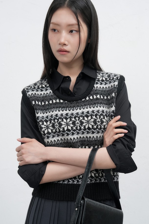 **[25FW] WOMAN 페어아일 니트 베스트 [3COL] / WBE4L06541**

따뜻하고 포근한 울 소재의 여성 페어아일 니트 베스트입니다. 가을과 겨울 시즌에 어울리는 두꺼운 두께감으로, 부드러운 촉감을 선사합니다. 라운드넥 디자인과 민소매 스타일로 제작되었으며, 캐주얼, 클래식, 미니멀한 스타일을 연출하기 좋습니다. 네이비, 블랙, 브라운 세 가지 색상으로 출시되어 다양한 모임룩에 활용할 수 있습니다. 레귤러핏으로 편안하게 착용 가능하며, 니트 패턴이 돋보이는 디자인입니다.
