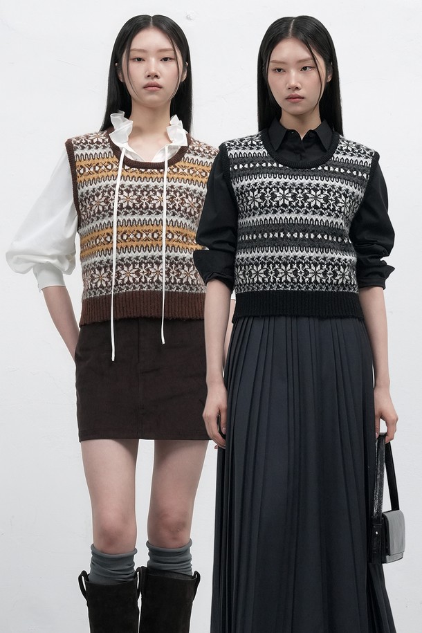 **[25FW] WOMAN 페어아일 니트 베스트 [3COL] / WBE4L06541**

따뜻한 울 소재와 부드러운 촉감이 돋보이는 [25FW] WOMAN 페어아일 니트 베스트입니다. 네이비, 블랙, 브라운 세 가지 색상으로 만나볼 수 있으며, 가을과 겨울에 활용하기 좋은 두꺼운 두께감의 라운드넥 민소매 베스트입니다. 페어아일 패턴이 더해져 캐주얼하면서도 베이직한 스타일을 연출하며, 출근룩과 모임룩 등 다양한 TPO에 활용 가능합니다. 레귤러핏으로 제작되어 편안한 착용감을 선사하며, 캐주얼, 클래식, 미니멀 스타일을 즐겨 입는 여성분들께 추천합니다. 겨울철 보온성을 높여주는 니트 베스트로, 데일리룩에 포인트를 더해보세요.
