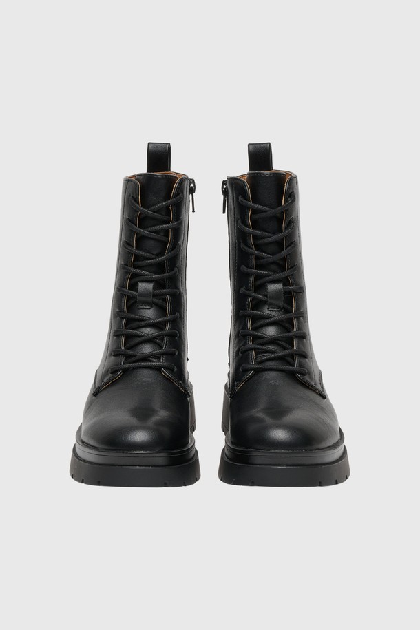 [25FW] WOMAN 클래식 레이스업 워커 [BLACK] / WBE3L97505는 가을, 겨울 시즌 여성 고객을 위한 워커입니다. 라운드 앞코와 블랙 컬러, 가죽 소재로 제작되어 클래식하고 미니멀한 스타일을 연출합니다. 중간굽, 통굽 디자인으로 편안한 착용감을 제공하며, 하이탑 디자인과 레이스업 여밈으로 포인트를 더했습니다. 데일리룩, 출근룩, 모임룩 등 다양한 TPO에 활용 가능하며, 워크웨어 스타일을 선호하는 고객에게 적합합니다.
