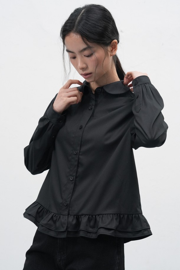 [25FW] WOMAN 라운드 카라 프릴 블라우스 [3COL] / WBE3L03513는 여성스러운 무드를 연출하는 블라우스입니다. 라운드 넥과 프릴 디테일이 여성스러운 분위기를 더하며, 클래식하고 우아한 스타일을 완성합니다. 레귤러 핏으로 편안하게 착용 가능하며, 봄, 가을 시즌에 활용하기 좋습니다. 오피스룩, 출근룩, 모임룩 등 다양한 TPO에 매치하여 세련된 스타일을 연출해보세요. 무지 패턴에 긴 소매 기장으로 미니멀하고 깔끔한 스타일을 선호하는 분들께 추천합니다.
