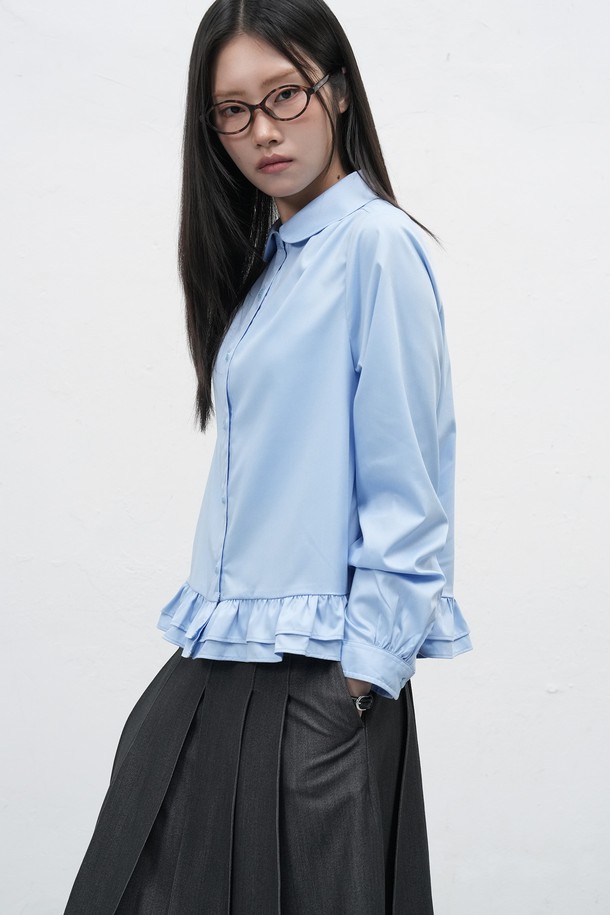 [25FW] WOMAN 라운드 카라 프릴 블라우스는 여성스러운 실루엣을 연출하는 블라우스입니다. 부드러운 면 소재로 제작되어 편안한 착용감을 선사하며, 라운드 넥과 카라, 프릴 디테일이 우아한 분위기를 더합니다. 긴 소매 기장과 레귤러 핏으로 봄, 가을 시즌에 활용하기 좋으며, 클래식, 미니멀, 로맨틱한 스타일을 모두 소화할 수 있습니다. 데이트룩, 출근룩, 모임룩 등 다양한 TPO에 맞춰 세련된 스타일링을 완성해보세요.
