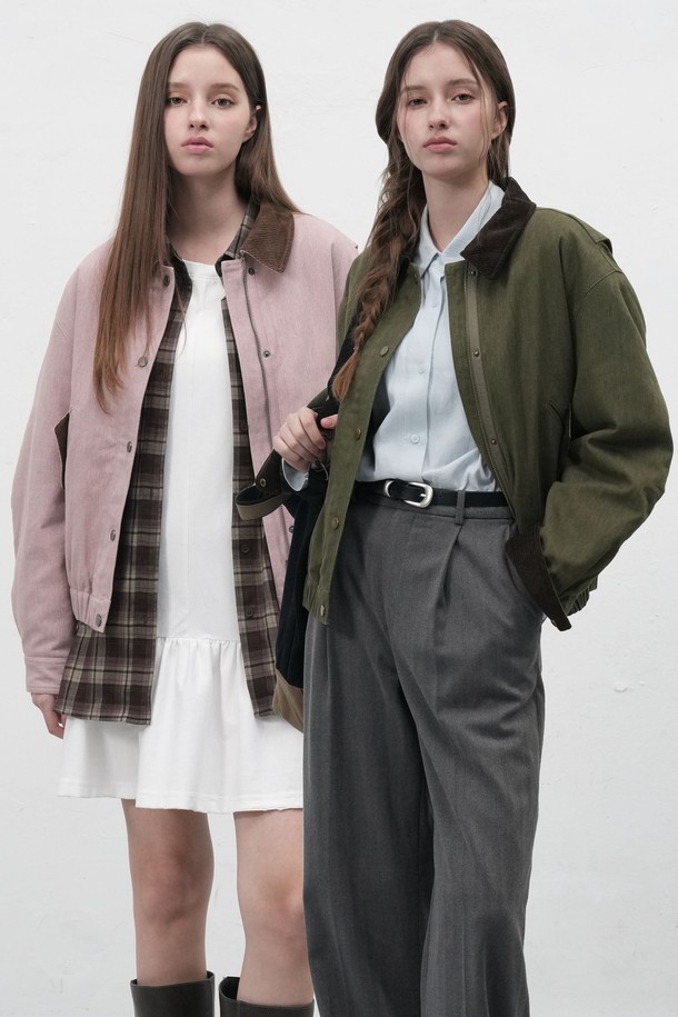 WOMAN 코듀로이 카라 패딩 워크 재킷 [2COL]은 여성스러운 무드의 캐주얼 스타일을 연출하기 좋은 아우터입니다. 핑크, 카키 두 가지 색상으로 출시되었으며, 가을과 겨울에 따뜻하게 착용할 수 있습니다. 촘촘한 코듀로이 소재에 넉넉한 두께감과 패딩 안감으로 보온성을 높였습니다. 버튼 여밈 방식의 레귤러 핏 워크 재킷으로, 출근룩이나 모임룩 등 다양한 TPO에 활용 가능합니다. 캐주얼, 클래식, 워크웨어 스타일을 즐기는 여성분들께 추천합니다.
