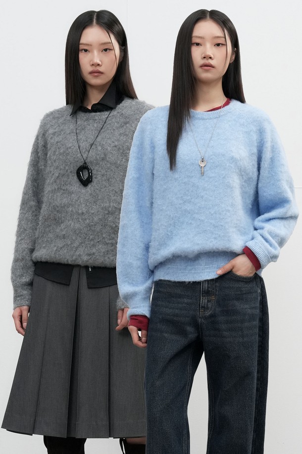 [25FW] UNISEX 헤어리 니트 풀오버 [4COL] / SBE4U05010는 포근하고 따뜻한 분위기를 연출하는 유니섹스 니트 풀오버입니다. 울과 아크릴 혼방 소재로 제작되어 부드러운 촉감과 보온성을 제공하며, 헤어리 텍스처가 특징입니다. 라운드넥 디자인에 오버핏으로 제작되어 편안한 착용감을 선사하며, 가을과 겨울 시즌 데일리룩 및 모임룩에 활용하기 좋습니다. 베이직하고 캐주얼한 스타일로 다양한 하의와 매치하여 클래식하고 미니멀한 룩을 연출할 수 있습니다. 그레이, 스카이블루 등 4가지 다채로운 컬러 옵션으로 만나보세요.
