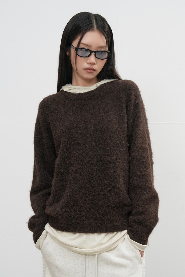 [25FW] UNISEX 헤어리 니트 풀오버 [4COL]는 가을, 겨울 시즌에 어울리는 유니섹스 상의입니다. 부드러운 울과 아크릴 혼방 소재로 제작되어 포근한 착용감을 선사하며, 두꺼운 두께감으로 보온성을 높였습니다. 오버핏 라운드넥 디자인에 헤어리 텍스처가 더해져 베이직하면서도 캐주얼한 스타일을 연출합니다. 다양한 룩에 매치하기 좋은 브라운 컬러의 긴소매 니트 스웨터입니다.
