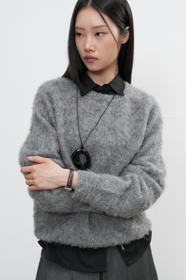 **[25FW] 유니섹스 헤어리 니트 풀오버 [4COL] / SBE4U05010**

부드러운 촉감의 헤어리 텍스처가 돋보이는 [25FW] 유니섹스 헤어리 니트 풀오버입니다. 미니멀하고 베이직한 스타일로, 가을과 겨울에 따뜻하게 착용할 수 있습니다. 라운드넥 디자인과 레귤러핏으로 편안한 착용감을 선사하며, 두께감 있는 소재로 보온성을 높였습니다. 무지 패턴의 긴소매 니트 풀오버로, 다양한 스타일의 연출이 가능합니다. 그레이 색상으로 어떤 옷에도 쉽게 매치할 수 있습니다.
