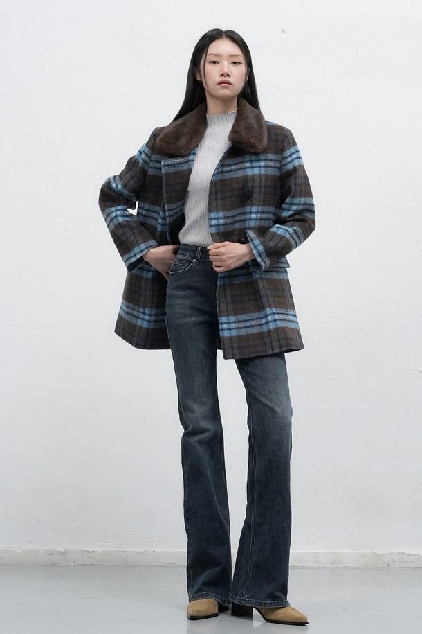 **[25FW] WOMAN 퍼카라 체크 하프 울 코트 [BROWN] / WBE4L10518**

클래식한 매력의 여성용 브라운 컬러 체크 하프 울 코트입니다. 가을과 겨울에 어울리는 두꺼운 두께감과 긴 소매 기장으로 따뜻함을 더합니다. 퍼 카라 디테일이 돋보이며, 레귤러핏으로 편안하게 착용 가능합니다. 버튼 여밈 방식으로 간편하게 스타일링할 수 있으며, 미니멀한 스타일 연출에도 용이합니다. 울 소재 특유의 고급스러운 질감으로 소장 가치를 높였습니다.
