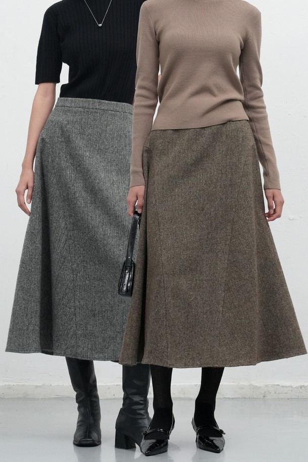 [25FW] WOMAN 울 플레어 롱 스커트 [2COL]는 가을, 겨울 시즌에 어울리는 여성용 플레어 롱 스커트입니다. 울 소재로 제작되어 따뜻하고 포근하며, 클래식하고 베이직한 스타일을 연출합니다. 플레어 A라인 핏으로 여성스러운 실루엣을 강조하며, 두 가지 컬러(그레이, 브라운)로 제공되어 다양한 상의와 매치하기 용이합니다. 오피스룩, 출근룩, 모임룩 등 TPO에 구애받지 않고 미니멀하면서도 세련된 스타일을 완성할 수 있습니다.
