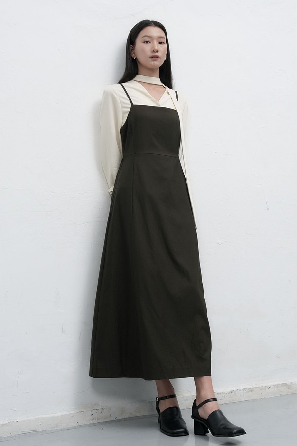 [25FW] WOMAN 레이어드 스트링 맥시 롱 원피스 [2COL]는 미니멀하고 베이직한 스타일을 추구하는 여성분을 위한 가을, 겨울 필수 아이템입니다. 부드럽게 흐르는 A라인 핏과 맥시 기장, 스퀘어넥 디자인이 세련된 실루엣을 연출하며, 레이어드 스타일로 다양한 분위기를 낼 수 있습니다. 긴 소매와 무지 디자인으로 어떤 TPO에도 잘 어울리며, 스트링 디테일로 허리 라인을 잡아 더욱 여성스러운 핏을 선사합니다. 데이트룩, 겨울 데일리룩, 모임룩 등 다양한 상황에서 클래식하고 시크한 매력을 뽐내보세요.
