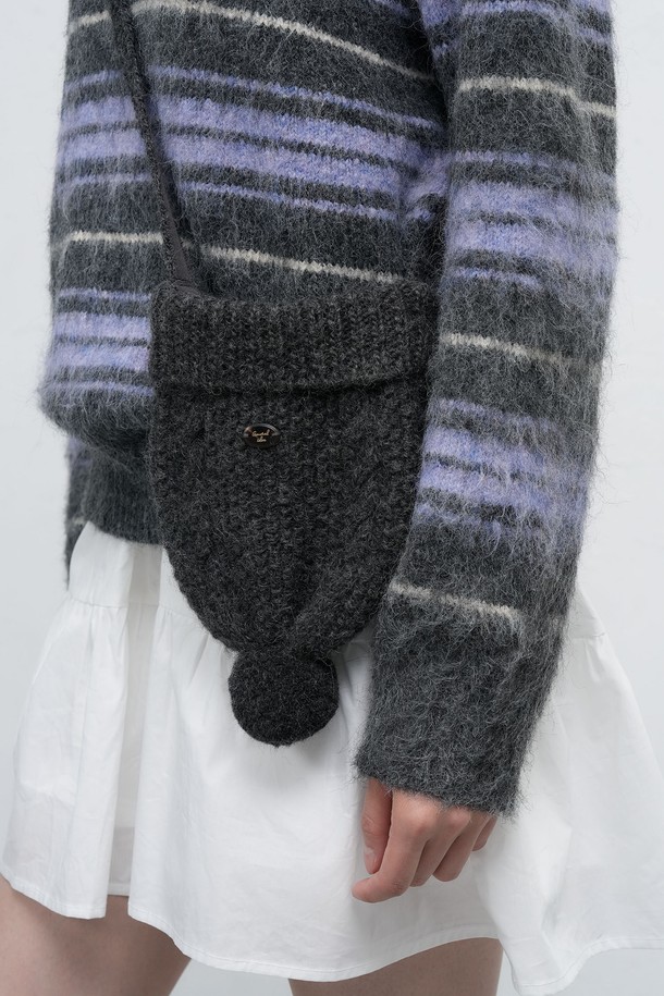 [25FW] WOMAN 비니 니트 백 [4COL] / WBE4L92513는 여성용 미디엄 사이즈의 사각 비니 니트 백입니다. 니트 소재로 제작되어 가을, 겨울 시즌에 따뜻하고 포근한 느낌을 주며, 캐주얼 및 미니멀 스타일 연출에 적합합니다. 블랙, 그레이, 퍼플 3가지 색상으로 출시되었으며, 스트라이프 무늬가 특징입니다. 일상생활에서 활용하기 좋은 실용적인 가방입니다.
