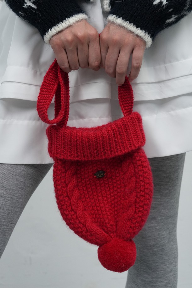 [25FW] WOMAN 비니 니트 백 [4COL] / WBE4L92513는 여성 고객을 위한 니트 소재의 스몰 사이즈 가방입니다. 톤 다운된 레드 컬러가 돋보이며, 무지 패턴에 니트 패턴 디자인으로 포인트를 주었습니다. 손잡이가 있어 실용적이며, 캐주얼한 스타일과 니트 소재 특유의 따뜻한 감성이 돋보입니다. 데이트룩, 카페룩, 동네 마실룩 등 다양한 TPO에 활용 가능하며, 캐주얼, 미니멀, 걸리시한 스타일을 연출하기 좋습니다. 가방 잠금 방식은 버튼형입니다.
