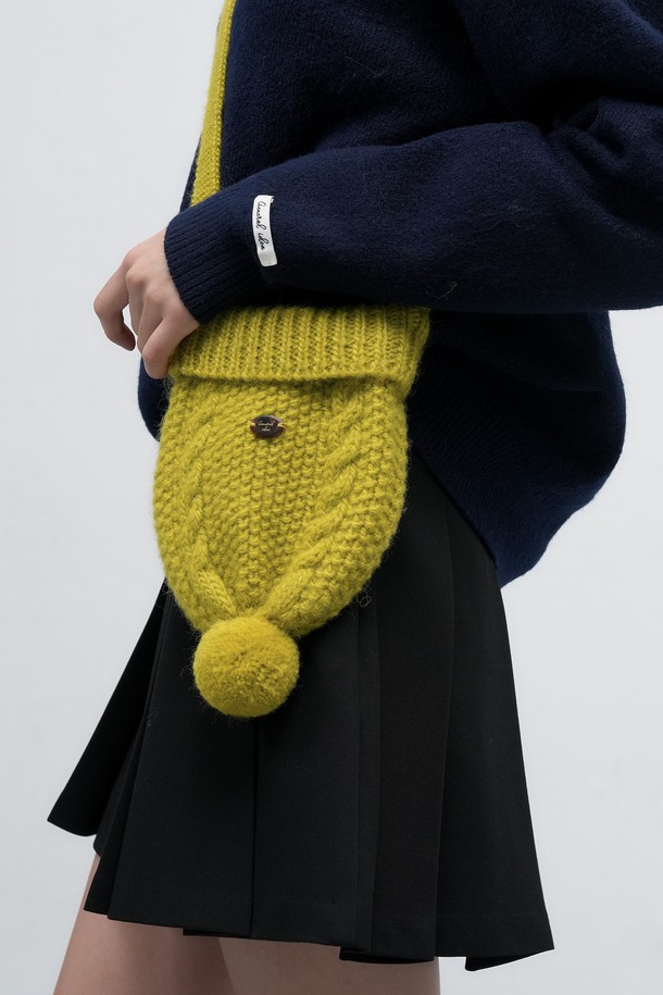 [25FW] WOMAN 비니 니트 백 [4COL] / WBE4L92513는 여성용 비니 니트 백입니다. 부드러운 니트 소재로 제작되어 가을과 겨울에 따뜻하게 사용할 수 있습니다. 스몰 사이즈로 제작되었으며, 케이블 패턴이 돋보이는 디자인입니다. 오픈형 잠금 방식으로, 일상에서 캐주얼하게 연출하기 좋습니다. 옐로우 컬러를 포함한 4가지 색상으로 출시되었습니다.
