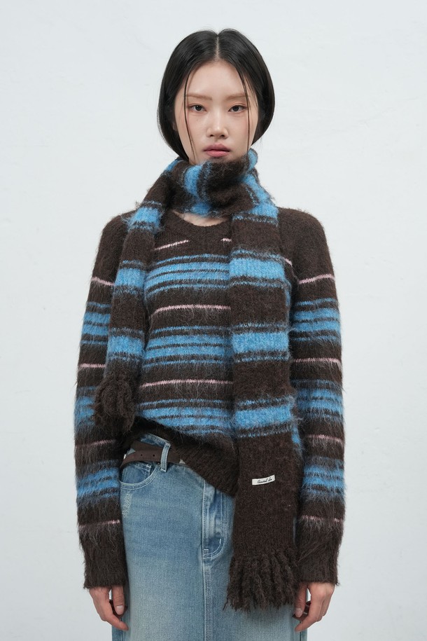 [25FW] WOMAN 헤어리 스트라이프 머플러 [4COL] / WBE4L96515는 여성용 머플러입니다. 부드러운 촉감의 울 소재로 제작되어 가을과 겨울철에 따뜻하게 착용할 수 있습니다. 헤어리 텍스처와 두꺼운 두께, 프린지 디자인이 특징이며, 캐주얼한 스타일을 연출하기 좋습니다. 다양한 일상복과 출근룩에 매치하여 포인트를 줄 수 있으며, 브라운과 블루 두 가지 색상으로 출시되었습니다. 스트라이프 패턴으로 클래식하고 미니멀한 스타일에도 잘 어울립니다.

