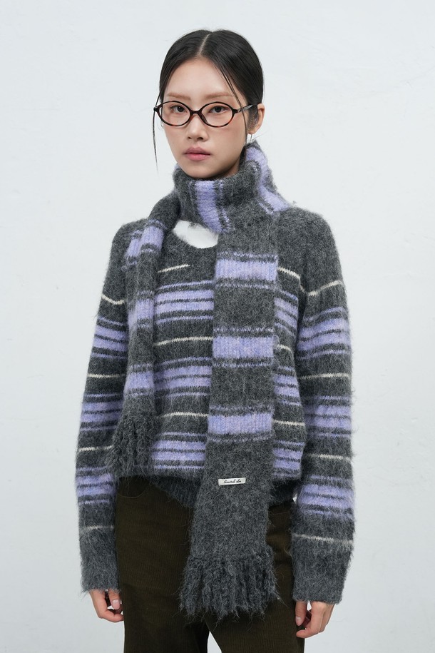 [25FW] WOMAN 헤어리 스트라이프 머플러는 여성스러운 스타일을 연출하기 좋은 머플러입니다. 부드러운 울 소재로 제작되어 가을, 겨울철 보온성을 높여주며, 헤어리 텍스처와 프린지 디테일이 특징입니다. 캐주얼, 클래식, 미니멀 스타일 모두 소화 가능하며, 산책룩에 포인트를 더할 수 있습니다. 그레이, 퍼플 컬러의 스트라이프 패턴으로 다양한 룩에 매치하기 용이합니다. 두꺼운 두께감으로 따뜻하고 포근한 착용감을 선사합니다.
