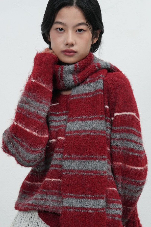 [25FW] WOMAN 헤어리 스트라이프 머플러 [4COL] / WBE4L96515는 여성용 머플러로, 가을과 겨울에 따뜻하게 착용할 수 있습니다. 부드러운 울 소재와 두꺼운 두께감, 헤어리 텍스처가 포근함을 더하며, 일상 및 출근룩에 캐주얼, 클래식, 미니멀한 스타일을 더해줍니다. 레드와 그레이 컬러의 스트라이프 패턴으로 디자인되어 다양한 룩에 포인트 아이템으로 활용하기 좋습니다. 보온 기능을 갖춰 추운 날씨에도 따뜻하게 몸을 보호해 줍니다.
