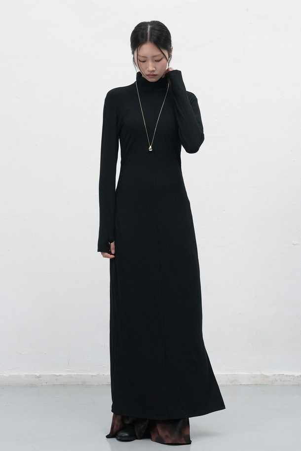 **베이직한 디자인에 셔링 디테일로 포인트를 더한 WOMAN 핏티드 골지 셔링 원피스입니다.** 부드러운 촉감의 니트 소재로 제작되어 가을, 겨울 시즌 따뜻하게 착용할 수 있습니다. 핏티드 디자인과 H라인의 롱 기장으로 여성스러운 실루엣을 연출하며, 터틀넥과 긴 소매가 세련된 분위기를 더합니다. 데이트룩, 모임룩, 연말 모임룩 등 다양한 TPO에 활용 가능하며, 미니멀, 클래식 스타일을 즐겨 입는 분들께 추천합니다. 블랙 컬러의 골지 패턴은 어떤 스타일에도 잘 어울려 활용도가 높습니다.
