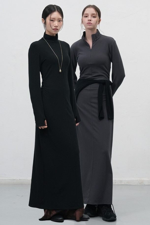 WOMAN 핏티드 골지 셔링 원피스는 여성스러운 실루엣을 연출하는 핏티드 디자인의 골지 원피스입니다. 부드러운 니트 소재로 제작되어 가을, 겨울 시즌에 따뜻하게 착용할 수 있으며, 하프넥과 셔링 디테일이 포인트입니다. 블랙과 그레이 두 가지 색상으로 출시되어, 미니멀하고 베이직한 스타일을 즐기는 분들께 추천합니다. 데이트룩, 모임룩, 출근룩 등 다양한 TPO에 활용 가능하며, 클래식하고 시크한 무드를 연출할 수 있습니다. 슬림한 H라인으로 떨어지는 타이트한 치마핏이 특징입니다.
