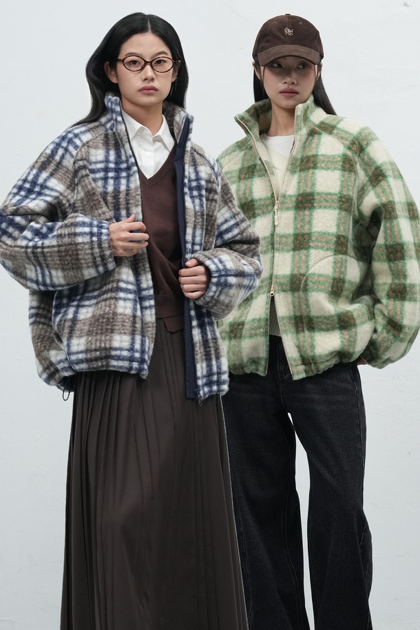 **[25FW] UNISEX 웜 체크 플리스 집업 점퍼 [2COL] / SBE3U07013**

부드러운 촉감의 플리스 소재로 제작된 유니섹스 점퍼입니다. 가을, 겨울 시즌에 적합하며, 따뜻한 웜 기능을 갖춰 보온성을 높였습니다. 캐주얼 스타일의 레귤러핏으로 편안하게 착용 가능하며, 체크 패턴이 돋보입니다. 블루와 그린 두 가지 색상으로 구성되어 있습니다. 집업 방식으로 간편하게 여밀 수 있으며 긴 소매 기장입니다.
