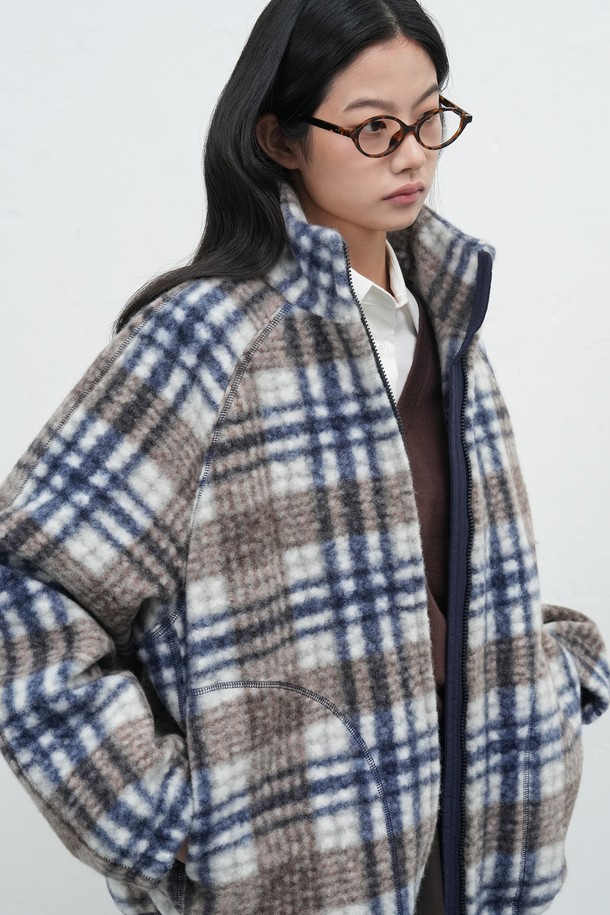 **[25FW] 유니섹스 웜 체크 플리스 집업 점퍼 [2COL] / SBE3U07013**

부드러운 촉감과 두꺼운 두께로 따뜻함을 선사하는 유니섹스 웜 체크 플리스 집업 점퍼입니다. 캐주얼한 체크 패턴에 오버핏 디자인으로 편안한 착용감을 제공하며, 가을과 겨울철 일상복으로 활용하기 좋습니다. 캠핑룩, 산책룩 등 다양한 TPO에 활용 가능하며, 미니멀, 캐주얼, 클래식 스타일을 연출하기 좋습니다. 베이지, 네이비, 화이트 3가지 컬러로 출시되었습니다. 긴 소매 기장의 집업 스타일로 간편하게 착용할 수 있습니다.
