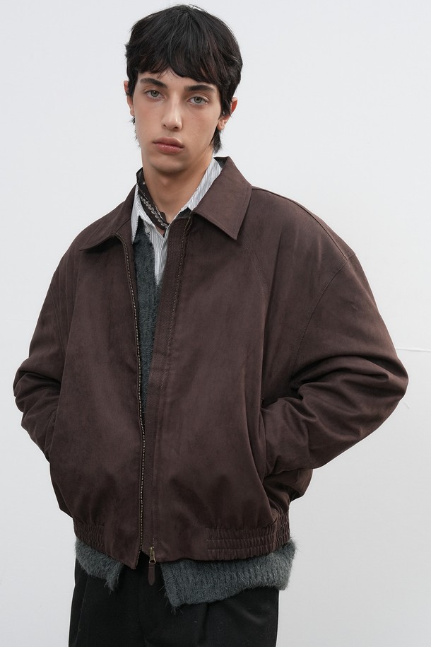 [25FW] 유니섹스 스웨이드 카라 블루종은 부드러운 스웨이드 소재로 제작되어 가을과 겨울에 따뜻하게 착용할 수 있는 두꺼운 두께감의 블루종입니다. 캐주얼과 클래식 스타일을 모두 아우르는 디자인으로, 유행을 타지 않고 오래도록 즐겨 입을 수 있습니다. 레귤러핏으로 편안한 착용감을 선사하며, 집업 스타일로 간편하게 여밀 수 있습니다. 브라운 컬러의 무지 패턴은 어떤 옷에도 잘 어울려 데일리 아우터로 활용하기 좋습니다. 카라 디테일이 돋보이는 크롭 기장의 긴소매 블루종입니다.
