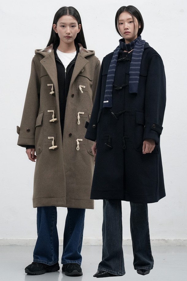 [25FW] 우먼 울 블렌드 더플 롱코트 [2COL]는 여성스러운 실루엣을 강조하는 겨울철 필수 아이템입니다. 다크 네이비와 모카, 두 가지 세련된 컬러로 출시되어, 클래식하고 베이직한 스타일을 연출하기 좋습니다. 울 블렌드 소재로 제작되어 보온성이 뛰어나며, 롱 기장과 레귤러핏 디자인으로 어떤 룩에도 잘 어울립니다. 출근룩, 모임룩, 데이트룩 등 다양한 TPO에 활용할 수 있으며, 미니멀하고 시크한 스타일을 완성해 보세요. 토글 여밈 방식으로 편안하게 착용할 수 있으며, 긴 소매 기장으로 따뜻함을 더했습니다.
