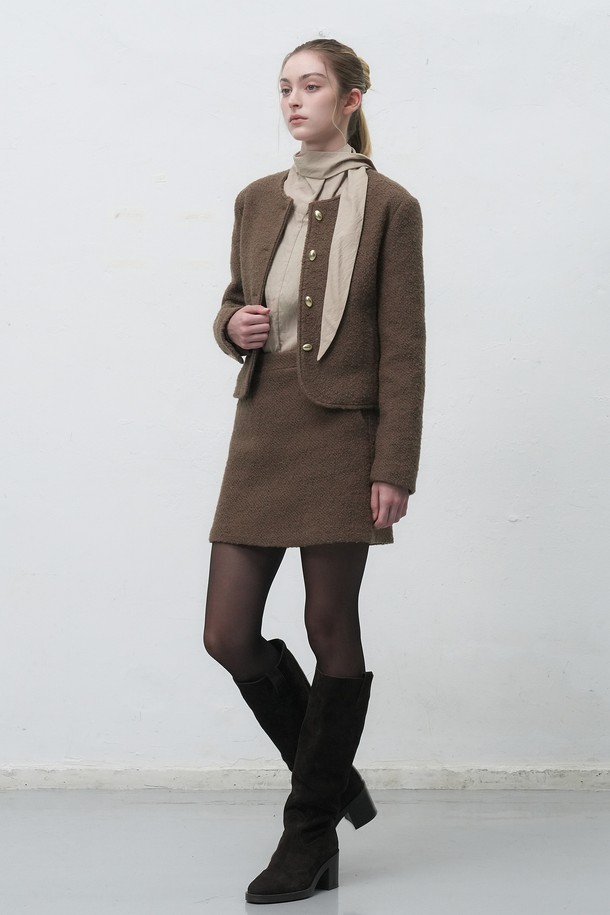 [25FW] WOMAN 부클 미니 스커트 [2COL]는 부드러운 촉감과 두꺼운 두께감으로 가을, 겨울 시즌에 따뜻하게 착용하기 좋은 여성 미니스커트입니다. H라인 핏과 미니멀, 베이직한 디자인으로 다양한 스타일 연출이 가능하며, 데이트룩, 캐주얼 룩에 활용하기 좋습니다. 부클 소재 특유의 포근함이 돋보이며, 브라운 컬러와 2가지 컬러 구성으로 제공됩니다. 레귤러핏으로 제작되어 편안한 착용감을 선사합니다. 무지 패턴으로 어떤 상의와도 매치하기 용이하여 활용도가 높습니다.
