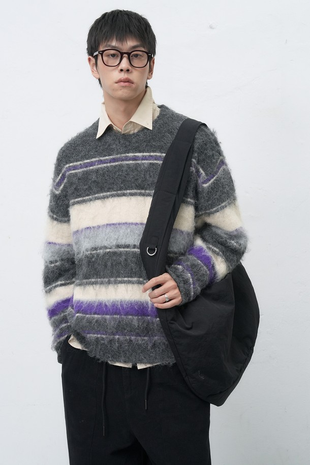 **[25FW] MAN 멀티 스트라이프 헤어리 풀오버**는 부드러운 울 소재로 제작되어 포근한 착용감을 선사하는 남성용 니트/스웨터입니다. 차콜과 카키 두 가지 색상으로 제공되며, 가을과 겨울에 어울리는 두꺼운 두께감과 오버핏 실루엣이 특징입니다. 캐주얼, 미니멀, 클래식 스타일을 아우르는 디자인으로, 라운드넥과 긴 소매, 헤어리 텍스처의 스트라이프 패턴이 돋보입니다. 일상에서 편안하게 스타일리시함을 연출할 수 있는 아이템입니다.
