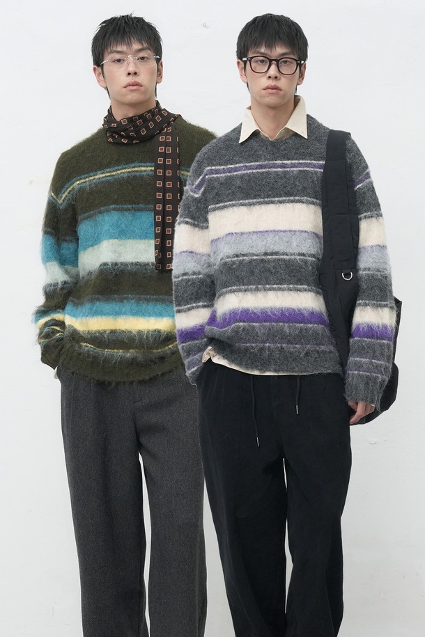 **[25FW] MAN 멀티 스트라이프 헤어리 풀오버 [2COL]**는 남성용 니트/스웨터로, 가을과 겨울에 어울리는 두꺼운 두께감의 풀오버입니다. 부드러운 울 소재로 제작되어 포근한 착용감을 선사하며, 캐주얼한 무드의 라운드넥 레귤러핏 디자인입니다. 카키와 차콜 두 가지 색상으로 출시되었으며, 헤어리 텍스처와 멀티 스트라이프 패턴이 특징입니다. 출근룩, 캐주얼, 클래식, 미니멀 스타일 연출에 적합합니다.
