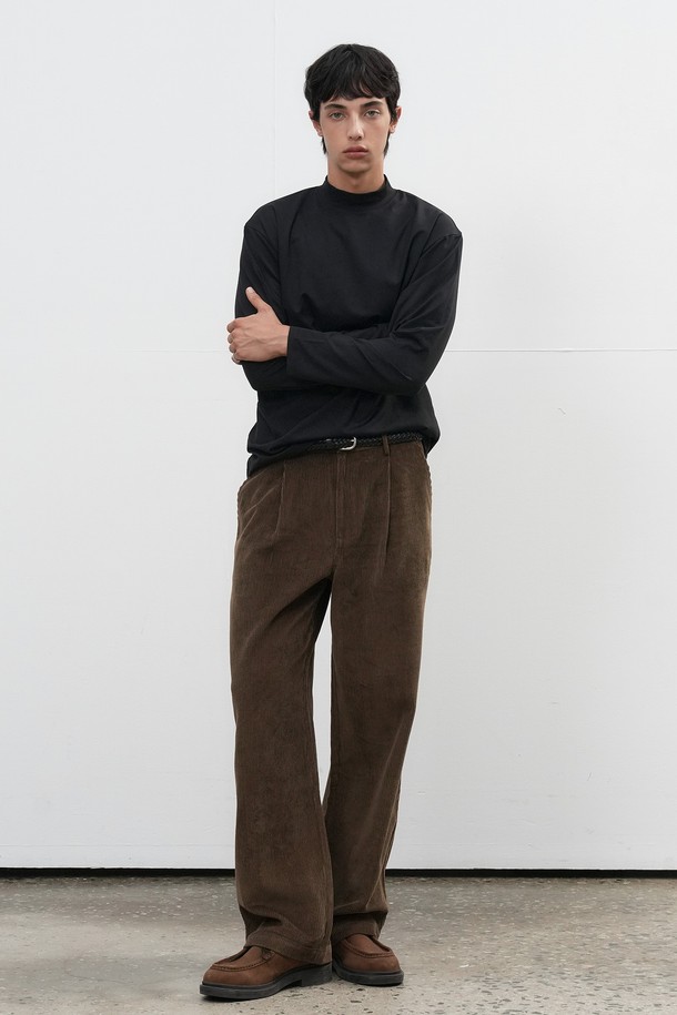 "[25FW] MAN 원턱 코듀로이 팬츠 [2COL]"는 남성용 코듀로이 팬츠입니다. 가을과 겨울에 어울리는 두꺼운 두께감의 긴 기장 바지로, 캐주얼 및 베이직 스타일을 연출하기 좋습니다. 원턱 디테일이 특징이며, 레귤러핏과 루즈핏으로 편안한 착용감을 제공합니다. 출근룩과 비즈니스 캐주얼에도 활용 가능하며, 캐주얼, 클래식, 미니멀 스타일을 즐겨 입는 분들께 추천합니다. 색상은 브라운입니다.
