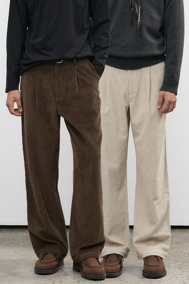 따뜻하고 포근한 [25FW] MAN 원턱 코듀로이 팬츠입니다. 부드러운 촉감의 코듀로이 소재로 제작되어 가을, 겨울 시즌에 안락함을 선사합니다. 베이직한 디자인과 레귤러 핏으로 캐주얼, 클래식, 미니멀 스타일을 모두 소화하며, 출근룩으로도 활용 가능합니다. 브라운과 베이지 두 가지 색상으로 출시되어 다양한 상의와 매치하기 용이합니다. 원턱 디테일이 돋보이는 두꺼운 두께의 긴바지입니다.
