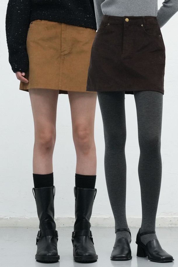 **WOMAN 빈티지 코듀로이 미니 스커트 [2COL] / WBE4L13515**는 빈티지한 감성을 살린 코듀로이 소재의 여성 미니 스커트입니다. 브라운 컬러의 A라인 핏으로 캐주얼하면서도 클래식, 레트로 스타일을 연출하기 좋습니다. 두꺼운 두께감과 부드러운 촉감으로 가을, 겨울 시즌 데이트룩에 따뜻함과 편안함을 더해줍니다. 무지 디자인으로 다양한 상의와 매치하기 용이하며, 레귤러 핏으로 편안한 착용감을 제공합니다.
