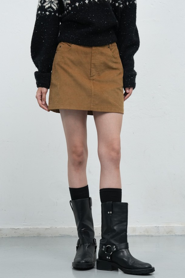 WOMAN 빈티지 코듀로이 미니 스커트 [2COL] / WBE4L13515는 가을, 겨울 시즌에 어울리는 여성용 미니스커트입니다. 부드러운 촉감의 두꺼운 코듀로이 소재로 제작되었으며, A라인 핏과 무지 디자인이 빈티지하고 캐주얼한 스타일을 연출합니다. 데이트룩, 캐주얼, 클래식, 미니멀 스타일 모두 소화 가능하며, 베이지와 블랙 2가지 컬러로 제공됩니다. 레귤러핏으로 편안하게 착용할 수 있으며, 데일리룩으로 활용하기 좋습니다.
