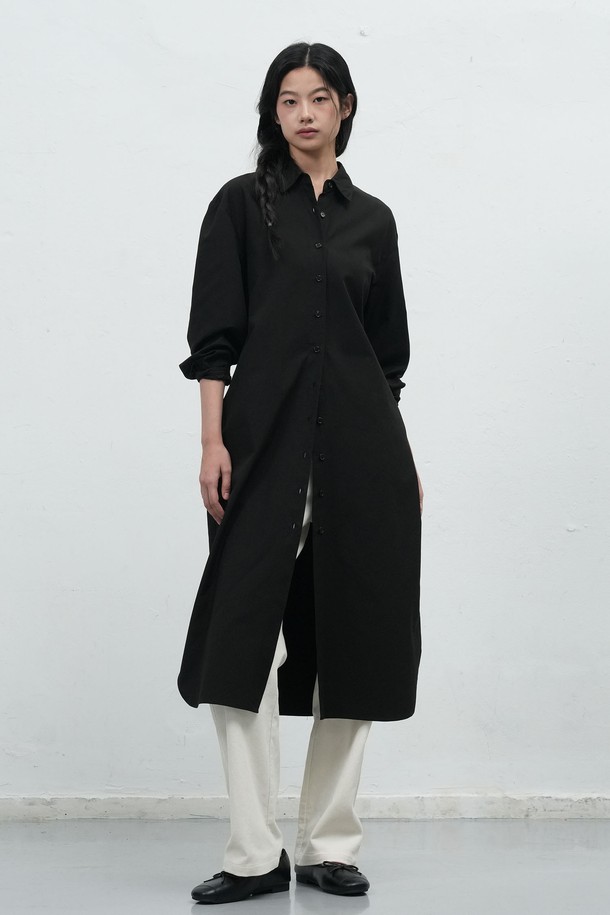 [25FW] WOMAN 벨티드 셔츠 원피스 [3COL] / WBE4L15511는 미니멀하고 베이직한 스타일의 여성용 셔츠 원피스입니다. 가을, 겨울 시즌에 어울리는 두꺼운 면 소재로 제작되어 뻣뻣한 촉감이 특징이며, 루즈핏 H라인으로 편안한 착용감을 선사합니다. 차이나 칼라와 긴 소매 디자인으로 클래식하고 시크한 분위기를 연출하며, 벨트 디테일로 허리 라인을 강조할 수 있습니다. 출근룩, 오피스룩, 모임룩 등 다양한 TPO에 활용 가능하며, 블랙 색상으로 어떤 스타일에도 쉽게 매치할 수 있습니다.
