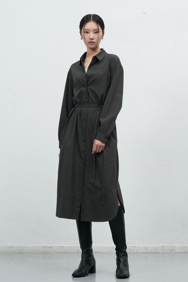 [25FW] WOMAN 벨티드 셔츠 원피스 [3COL]는 여성스러운 실루엣을 연출하는 셔츠 원피스입니다. 가을과 겨울에 어울리는 미니멀하고 베이직한 스타일로, 세련된 무드를 선사합니다. 차이나 칼라와 벨트 디테일이 특징이며, 허리 벨트로 A라인 핏을 잡아 더욱 여성스러운 라인을 강조합니다. 출근룩, 오피스룩, 모임룩 등 다양한 TPO에 활용 가능하며, 미니멀, 클래식, 시크 스타일을 즐기는 분들께 추천합니다. 루즈핏으로 편안하게 착용할 수 있는 긴소매 원피스입니다.
