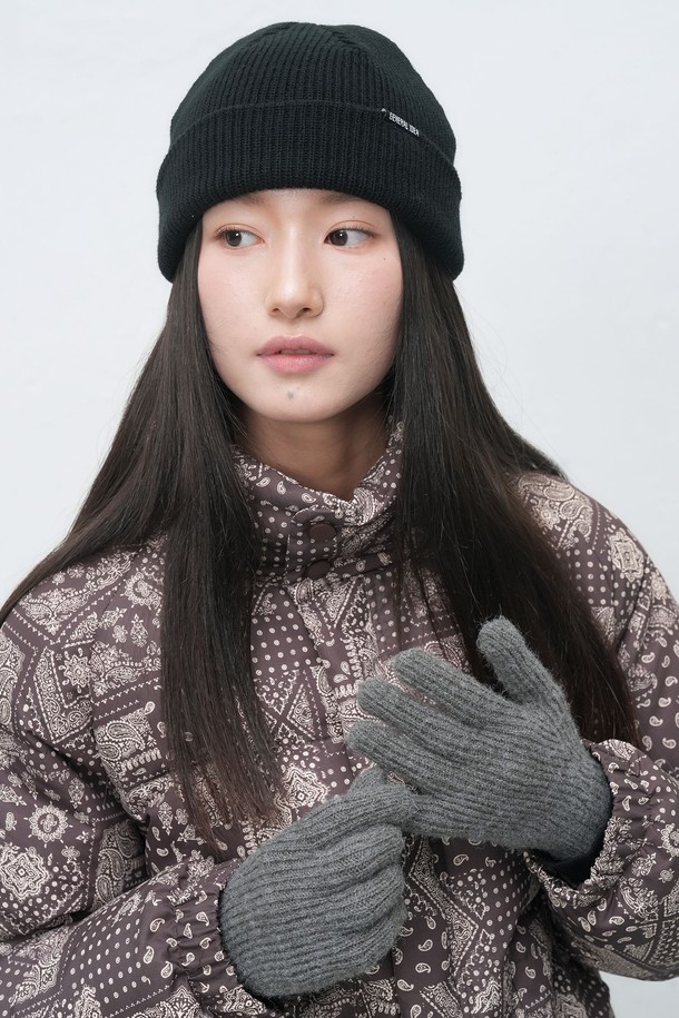 [25FW] WOMAN 핑거홀 레이스 니트 글러브는 여성용 장갑으로, 가을과 겨울에 착용하기 좋습니다. 부드러운 니트 소재에 레이스 패턴이 더해져 클래식, 미니멀, 걸리시한 스타일을 연출합니다. 핑거홀 디자인으로 손가락을 노출하여 활동성을 높였으며, 보온 기능으로 추운 날씨에도 따뜻하게 착용할 수 있습니다. 출근룩과 모임룩 모두에 잘 어울리는 활용도 높은 아이템으로, 그레이 컬러로 다양한 의상에 매치하기 용이합니다.
