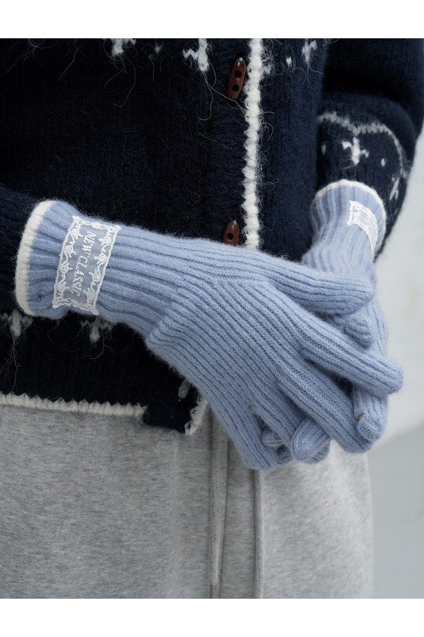 [25FW] WOMAN 핑거홀 레이스 니트 글로브 [5COL] / WBE4L93516는 여성스러운 스타일을 완성하는 니트 장갑입니다. 가을과 겨울에 착용하기 좋으며, 데이트룩이나 모임룩에 포인트를 줄 수 있습니다. 섬세한 레이스 패턴과 핑거홀 디자인이 특징이며, 걸리시, 클래식, 로맨틱한 스타일을 연출하기 좋습니다. 부드러운 니트 소재로 제작되었으며, 5가지 컬러로 제공되어 다양한 스타일에 매치할 수 있습니다.
