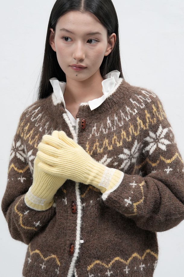 [25FW] WOMAN 핑거홀 레이스 니트 글로브는 여성용 장갑으로, 가을과 겨울에 착용하기 좋습니다. 로맨틱, 클래식, 미니멀 스타일을 아우르는 디자인으로, 니트 소재에 레이스 패턴과 핑거홀 디테일이 돋보입니다. 5가지 다채로운 컬러 옵션으로 제공되어, 다양한 스타일에 매치하여 포인트를 줄 수 있습니다. 일상복에 우아함과 세련됨을 더해줄 아이템입니다.
