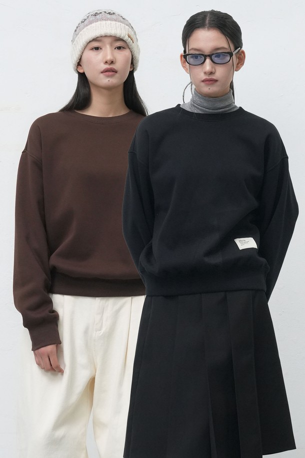 **[25FW] 유니섹스 클럽 기모 맨투맨 [2COL] / SBE4U02012**

가을, 겨울 시즌에 따뜻하게 착용하기 좋은 유니섹스 기모 맨투맨입니다. 부드러운 촉감의 기모 안감으로 제작되어 편안한 착용감을 선사합니다. 베이직하고 캐주얼한 무드의 디자인으로, 다양한 스타일 연출에 활용하기 좋습니다. 블랙과 브라운 두 가지 컬러로 출시되어 취향에 맞게 선택 가능하며, 레귤러 핏으로 편안하게 착용할 수 있습니다. 라운드넥과 긴 소매 디자인으로 클럽 라인 특유의 클래식한 분위기를 더했습니다.
