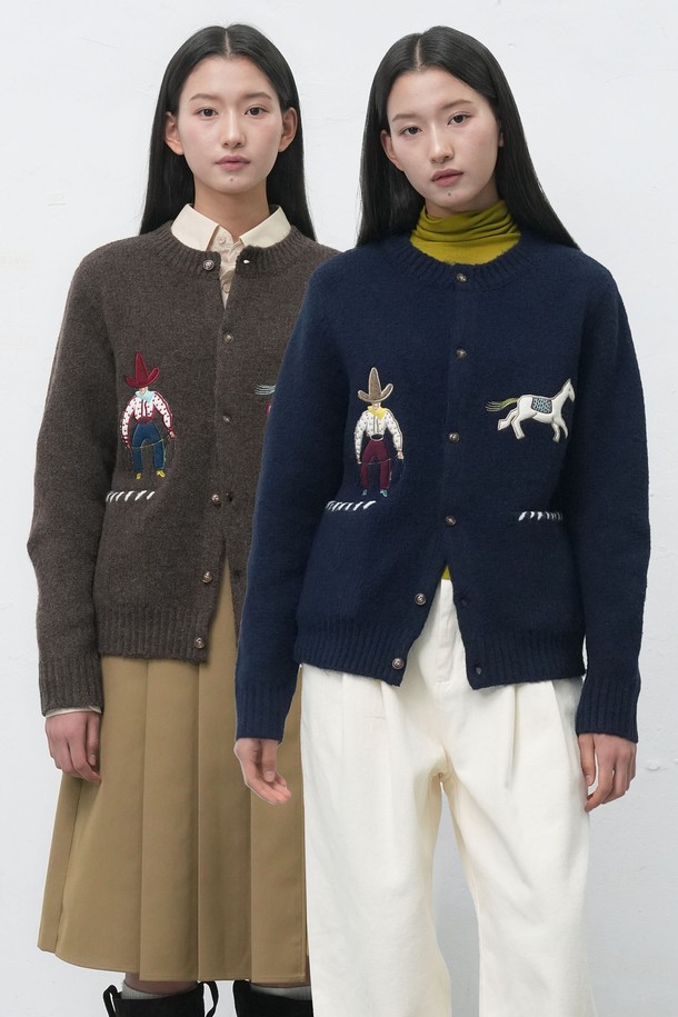 **[25FW] UNISEX 카우보이 크루넥 가디건 [4COL] / SBE4U04013**

이번 시즌, 캐주얼하고 클래식한 스타일을 연출할 수 있는 유니섹스 카우보이 크루넥 가디건입니다. 부드러운 울 소재로 제작되어 가을과 겨울에 따뜻하게 착용할 수 있으며, 두께감이 있어 포근한 착용감을 선사합니다. 크루넥 디자인과 레귤러 핏으로 편안하게 착용 가능하며, 카우보이 모티프 자수 패턴이 돋보이는 디자인입니다. 네이비, 브라운 두 가지 컬러로 출시되어 다양한 스타일 연출에 활용할 수 있습니다. 긴 소매 기장의 레귤러핏 가디건으로 데일리룩에 포인트 아이템으로 활용해보세요.
