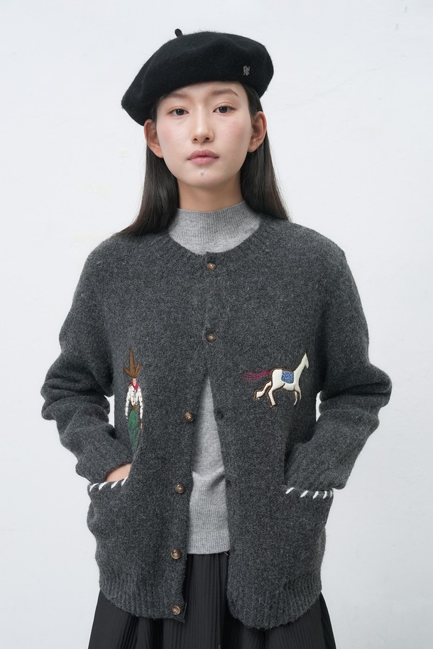 [25FW] UNISEX 카우보이 크루넥 가디건은 부드러운 울 소재로 제작되어 가을, 겨울 시즌에 따뜻하게 착용할 수 있는 두꺼운 가디건입니다. 라운드넥 디자인에, 레귤러핏으로 제작되어 편안한 착용감을 제공하며, 캐주얼, 클래식, 미니멀 스타일을 소화하기 좋습니다. 카우보이 자수 패턴이 돋보이며, 긴 소매와 버튼 여밈 디테일이 특징입니다. 유니섹스 디자인으로 남녀 모두 착용 가능하며, 그레이 컬러로 다양한 룩에 매치하기 용이합니다.
