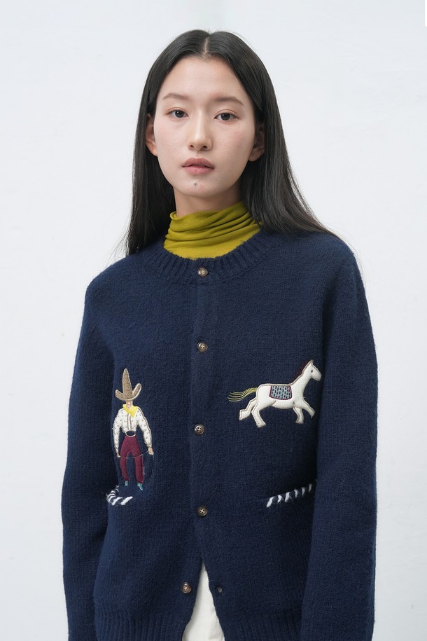 "[25FW] UNISEX 카우보이 크루넥 가디건 [4COL] / SBE4U04013"는 일상에서 편안하게 착용하기 좋은 유니섹스 가디건입니다. 가을과 겨울에 어울리는 두꺼운 두께감과 부드러운 니트 소재로 제작되어 따뜻하고 포근한 착용감을 선사합니다. 크루넥 디자인과 레귤러핏으로 제작되었으며, 캐주얼 스타일을 연출하기 좋습니다. 네이비 컬러를 바탕으로, 카우보이 모티프 자수 디테일이 돋보이는 디자인으로 포인트를 더했습니다. 긴 소매 기장과 레귤러 기장으로 다양한 스타일링에 활용하기 좋습니다.
